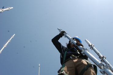 足場から眺めている人の画像